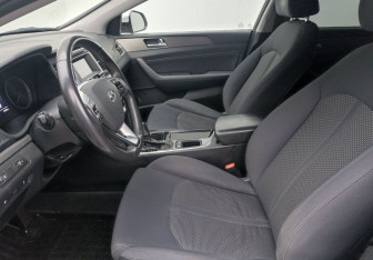 Подержанный автомобиль Hyundai Sonata 2018 года (10 фото)