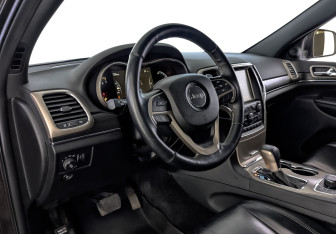 Подержанный автомобиль Jeep Grand Cherokee 2016 года (15 фото)