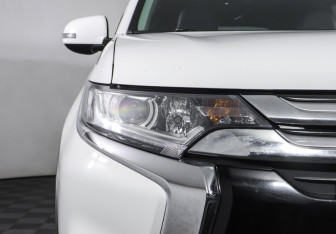 Подержанный автомобиль Mitsubishi Outlander 2015 года (23 фото)