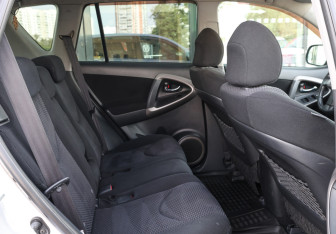 Подержанный автомобиль Toyota RAV4 2006 года (12 фото)