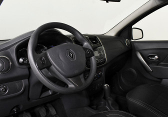 Подержанный автомобиль Renault Logan Sedan 2016 года (10 фото)