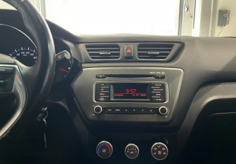 Подержанный автомобиль Kia Rio Sedan 2017 года (16 фото)