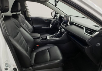 Подержанный автомобиль Toyota RAV4 2021 года (10 фото)