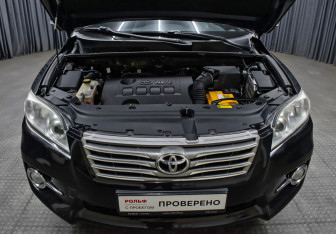 Подержанный автомобиль Toyota RAV4 2011 года (9 фото)