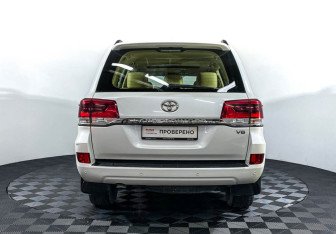 Подержанный автомобиль Toyota Land Cruiser Suv 2016 года (6 фото)