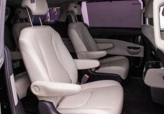 Подержанный автомобиль Kia Carnival 2020 года (9 фото)