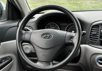 Подержанный автомобиль Hyundai Verna Sedan 2008 года (14 фото)
