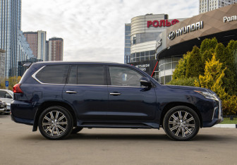 Подержанный автомобиль Lexus LX 2017 года (3 фото)
