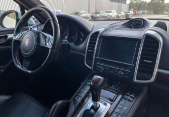 Подержанный автомобиль Porsche Cayenne 2012 года (9 фото)