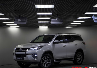 Подержанный автомобиль Toyota Fortuner 2017 года (27 фото)