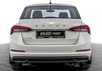 Подержанный автомобиль Skoda Rapid Liftback 2021 года (6 фото)