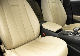 Подержанный автомобиль Audi A4 Sedan 2017 года (30 фото)