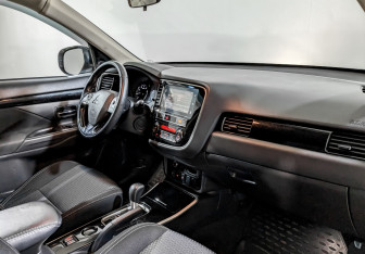 Подержанный автомобиль Mitsubishi Outlander 2020 года (11 фото)