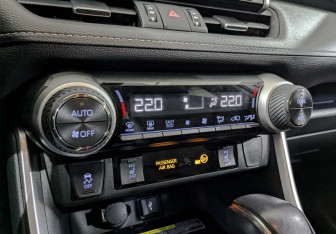Подержанный автомобиль Toyota RAV4 2021 года (27 фото)