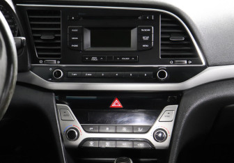 Подержанный автомобиль Hyundai Elantra Sedan 2017 года (8 фото)