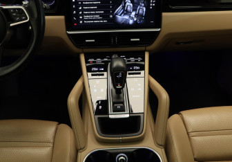 Подержанный автомобиль Porsche Cayenne 2021 года (9 фото)