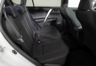 Подержанный автомобиль Toyota RAV4 2015 года (10 фото)