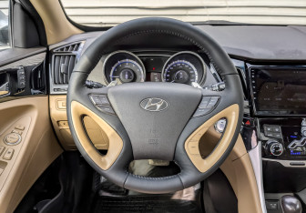 Подержанный автомобиль Hyundai Sonata 2011 года (23 фото)