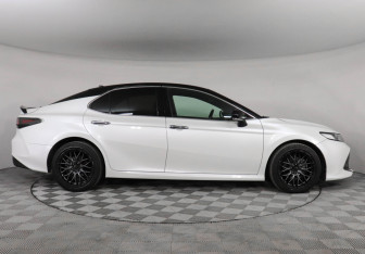 Подержанный автомобиль Toyota Camry Sedan 2018 года (4 фото)