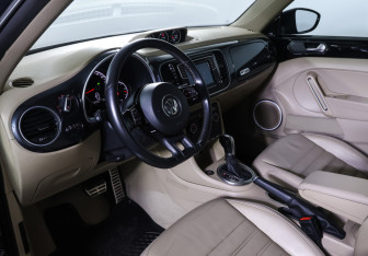 Подержанный автомобиль Volkswagen Beetle Hatchback 2014 года (15 фото)