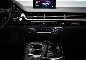 Подержанный автомобиль Audi Q7 2017 года (22 фото)