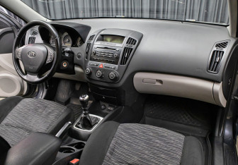 Подержанный автомобиль Kia Ceed Hatchback 2009 года (11 фото)