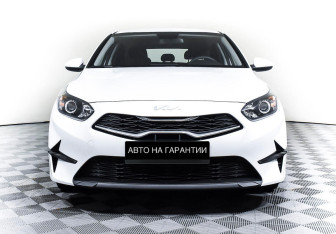 Подержанный автомобиль Kia Ceed Hatchback 2022 года (2 фото)