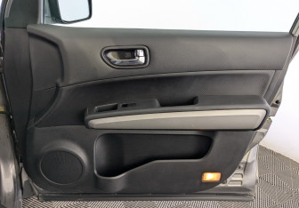 Подержанный автомобиль Nissan X-Trail 2010 года (21 фото)