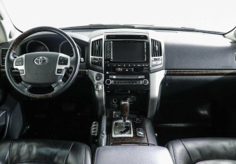 Подержанный автомобиль Toyota Land Cruiser Suv 2012 года (7 фото)