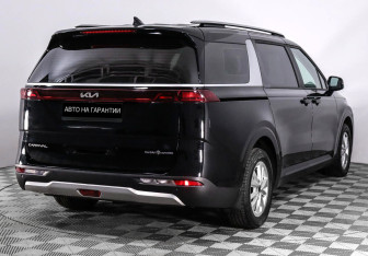 Подержанный автомобиль Kia Carnival 2022 года (3 фото)