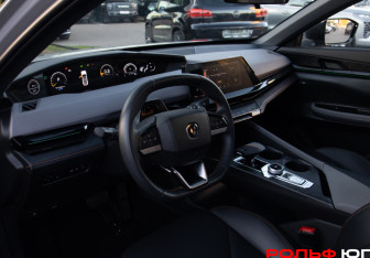 Подержанный автомобиль Changan UNI-V 2023 года (12 фото)