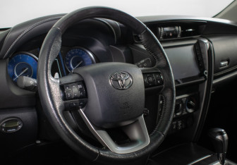 Подержанный автомобиль Toyota Fortuner 2021 года (15 фото)