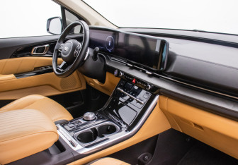 Подержанный автомобиль Kia Carnival 2020 года (10 фото)