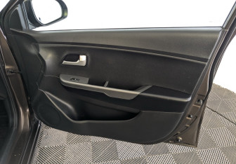 Подержанный автомобиль Kia Rio Sedan 2017 года (24 фото)