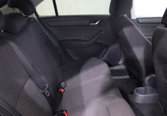 Подержанный автомобиль Skoda Rapid Liftback 2014 года (23 фото)