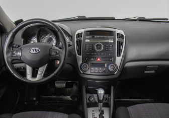 Подержанный автомобиль Kia Ceed Hatchback 2011 года (13 фото)