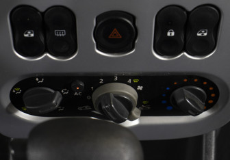 Подержанный автомобиль Renault Logan Sedan 2011 года (18 фото)