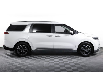 Подержанный автомобиль Kia Carnival 2021 года (4 фото)