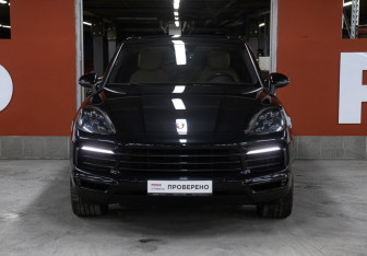 Подержанный автомобиль Porsche Cayenne 2019 года (2 фото)