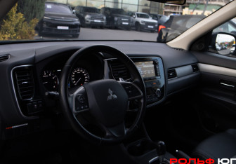 Подержанный автомобиль Mitsubishi Outlander 2012 года (10 фото)