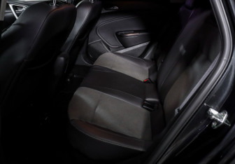 Подержанный автомобиль Opel Astra Hatchback 2012 года (10 фото)