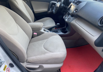 Подержанный автомобиль Toyota RAV4 2006 года (9 фото)