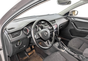 Подержанный автомобиль Skoda Octavia Liftback 2019 года (16 фото)
