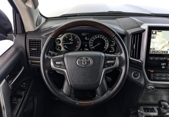 Подержанный автомобиль Toyota Land Cruiser Suv 2018 года (22 фото)