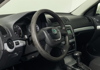 Подержанный автомобиль Skoda Octavia Liftback 2011 года (13 фото)
