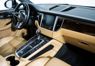 Подержанный автомобиль Porsche Macan 2017 года (10 фото)