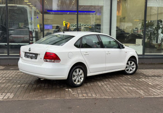 Подержанный автомобиль Volkswagen Polo Sedan 2013 года (8 фото)