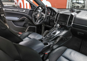 Подержанный автомобиль Porsche Cayenne 2015 года (11 фото)