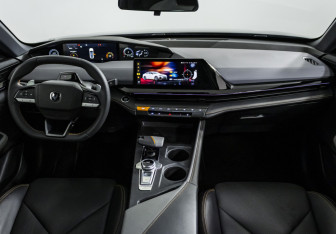 Подержанный автомобиль Changan UNI-V 2023 года (14 фото)