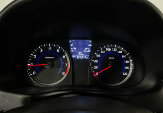 Подержанный автомобиль Hyundai Solaris Hatchback 2012 года (11 фото)